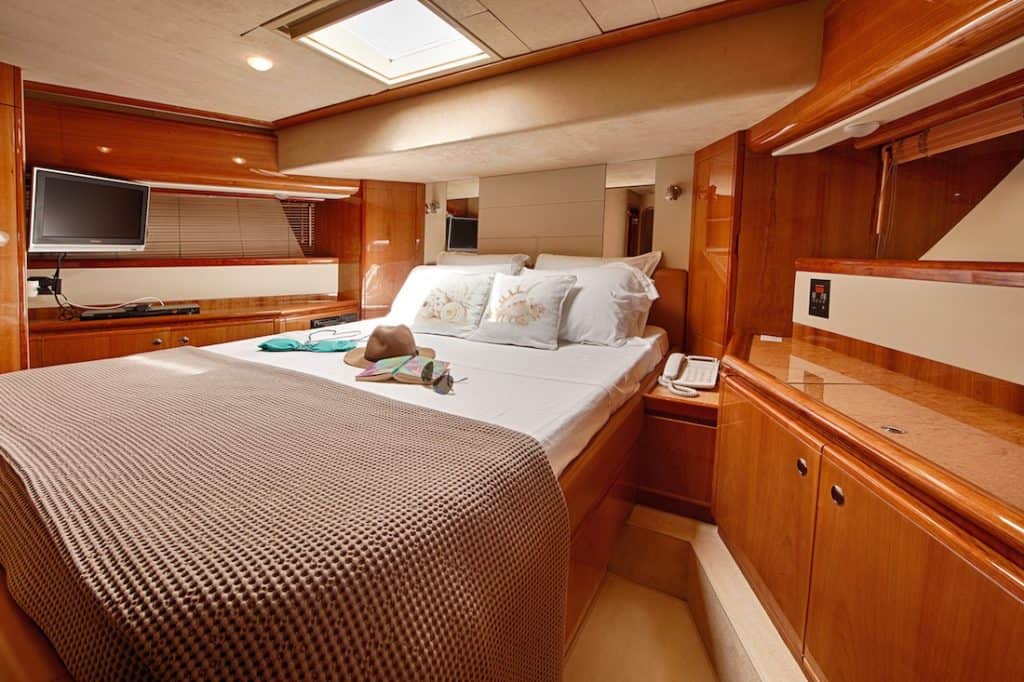 Motor-Yacht-AMOR-VIP-suite-1