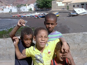 Yachtcharter-Kapverden-Kinder am Strand