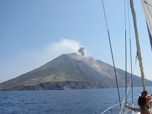 Sicilia_volcano_stromboli