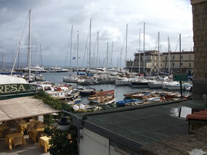 Yachtcharter-Neapel-Yachthafen.jpg